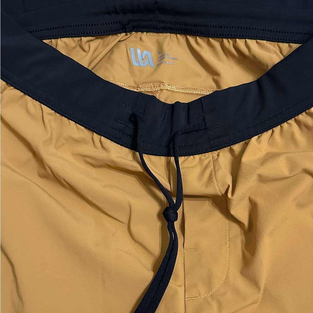 Athletic shorts! Men’s size S tie waist,side zipper pocket.🩳